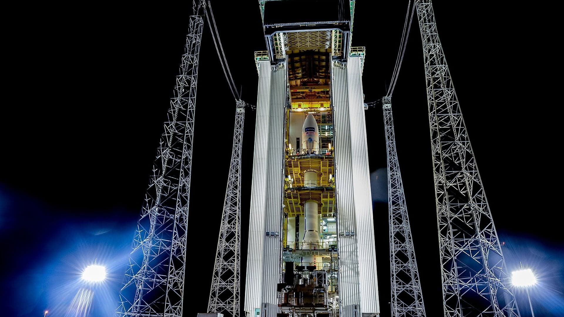Un razzo Vega di notte dentro la torre di assemblaggio della base di Kourou, illuminata dai riflettori