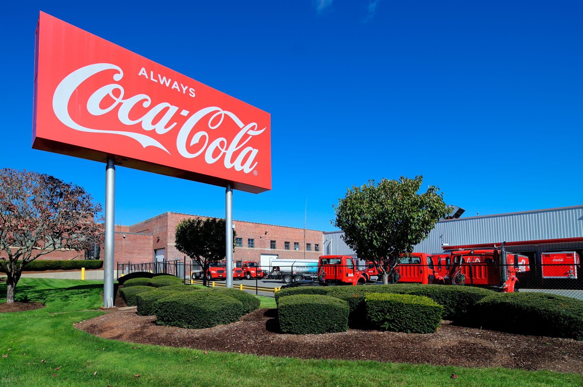 Il cartellone Coca-Cola davanti al deposito di Coca-Cola Beverages Northeast a Providence, Rhode Island
