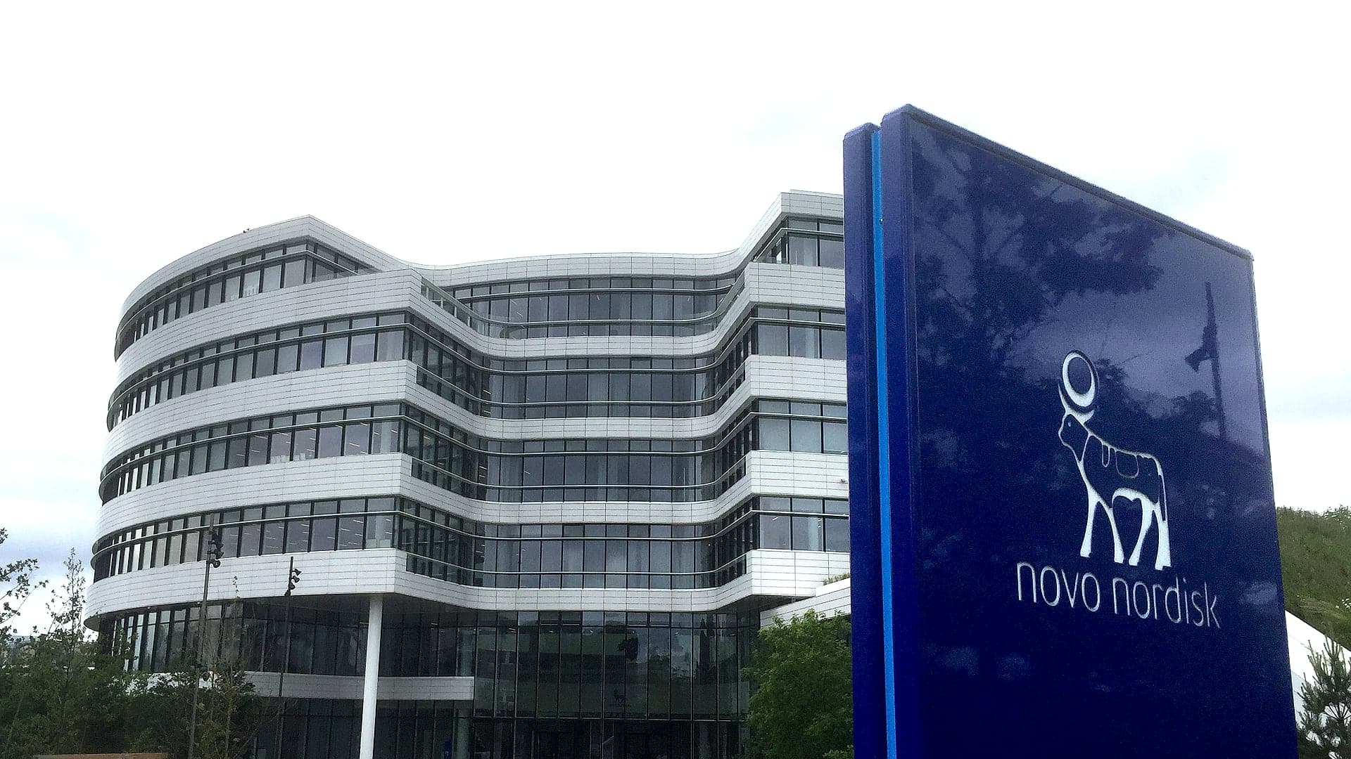 La sede di Novo Nordisk a Bagsværd, in Danimarca, con il logo del toro all'ingresso