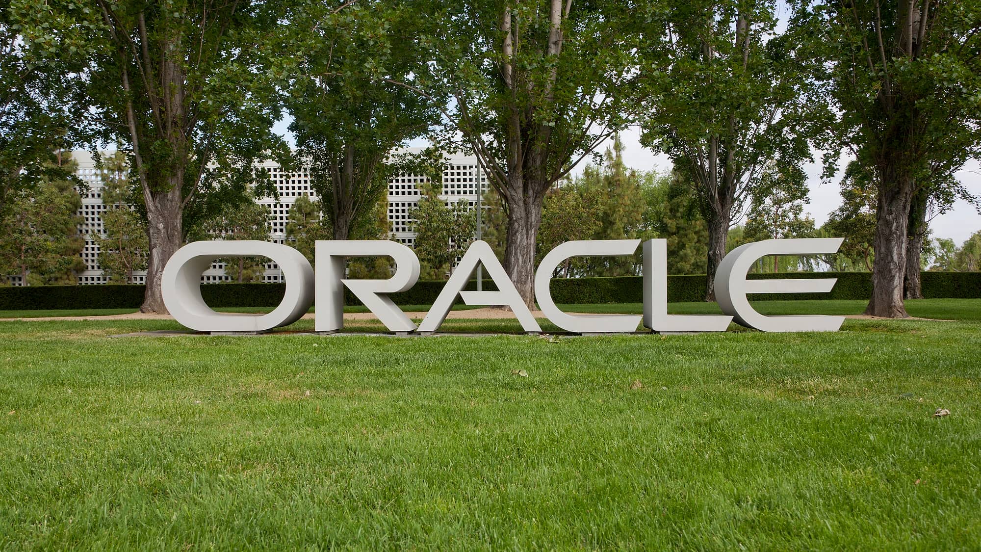 L'insegna Oracle sul prato del quartier generale di Redwood Shores, in California