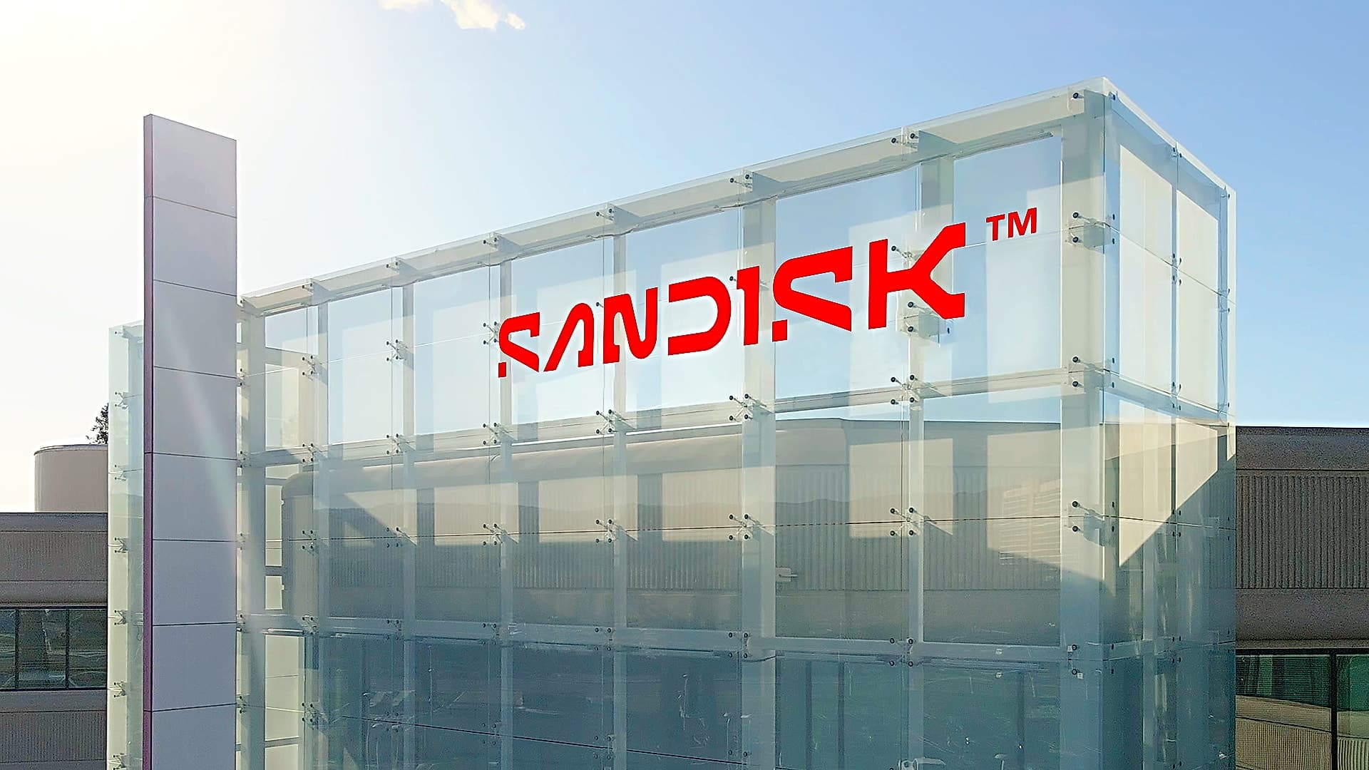 La facciata in vetro della sede SanDisk con il logo rosso