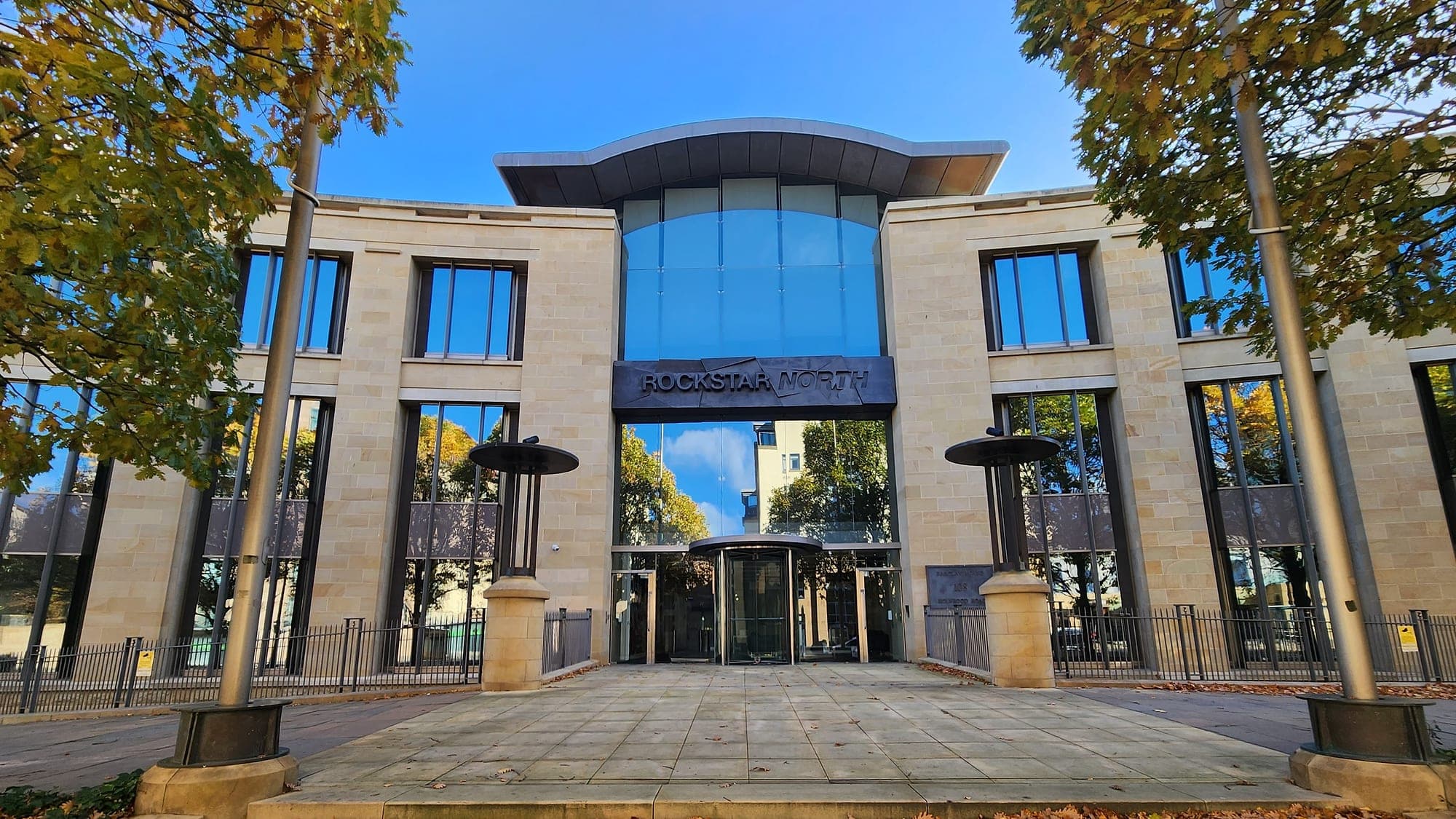 L'ingresso della sede di Rockstar North a Edimburgo, un edificio in pietra chiara con la facciata in vetro e la scritta dello studio sopra la porta