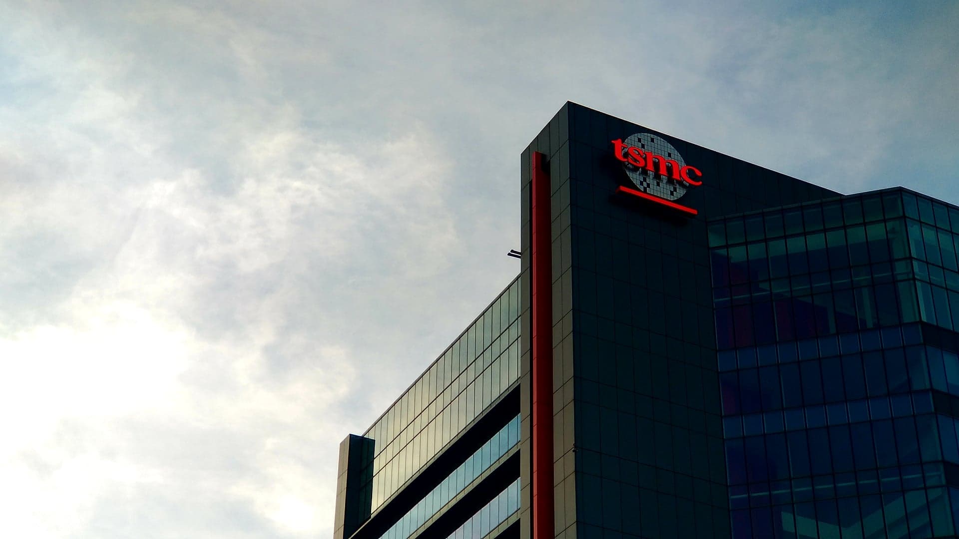 Il logo TSMC in cima allo stabilimento di Taichung, a Taiwan
