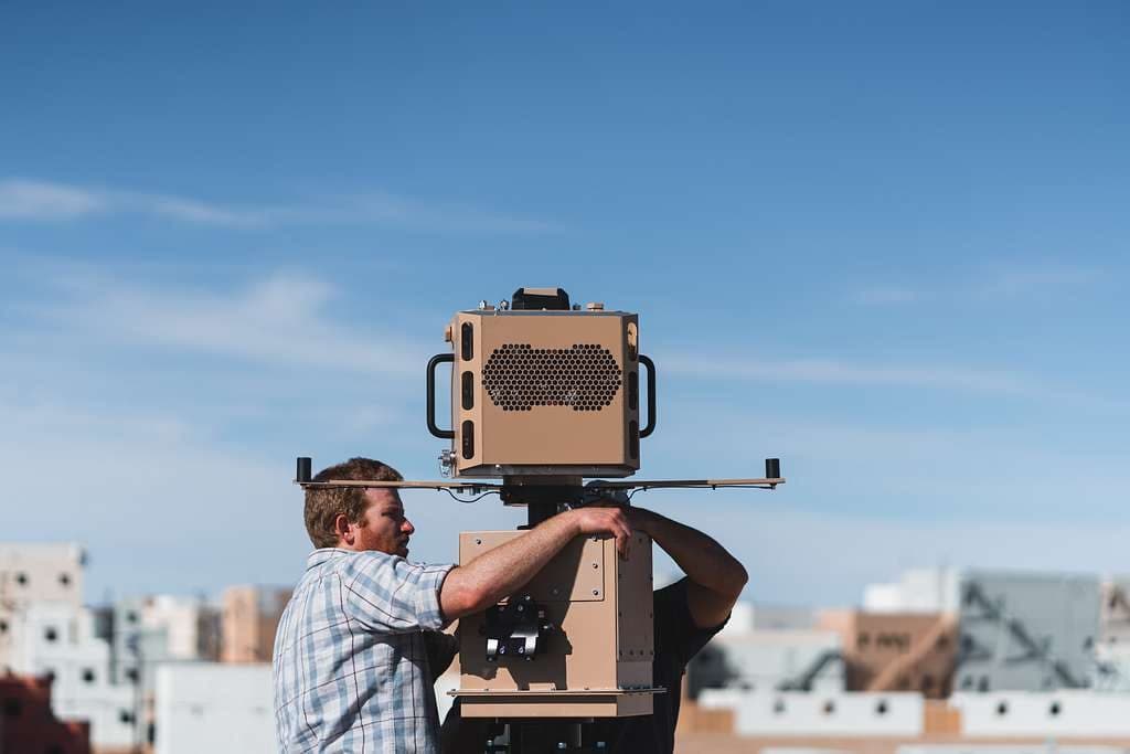 Un tecnico monta una Sentry Tower, la torre di sorveglianza autonoma di Anduril