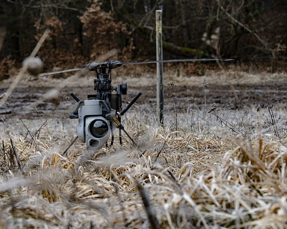 Un drone da ricognizione Ghost a terra, pronto al decollo.