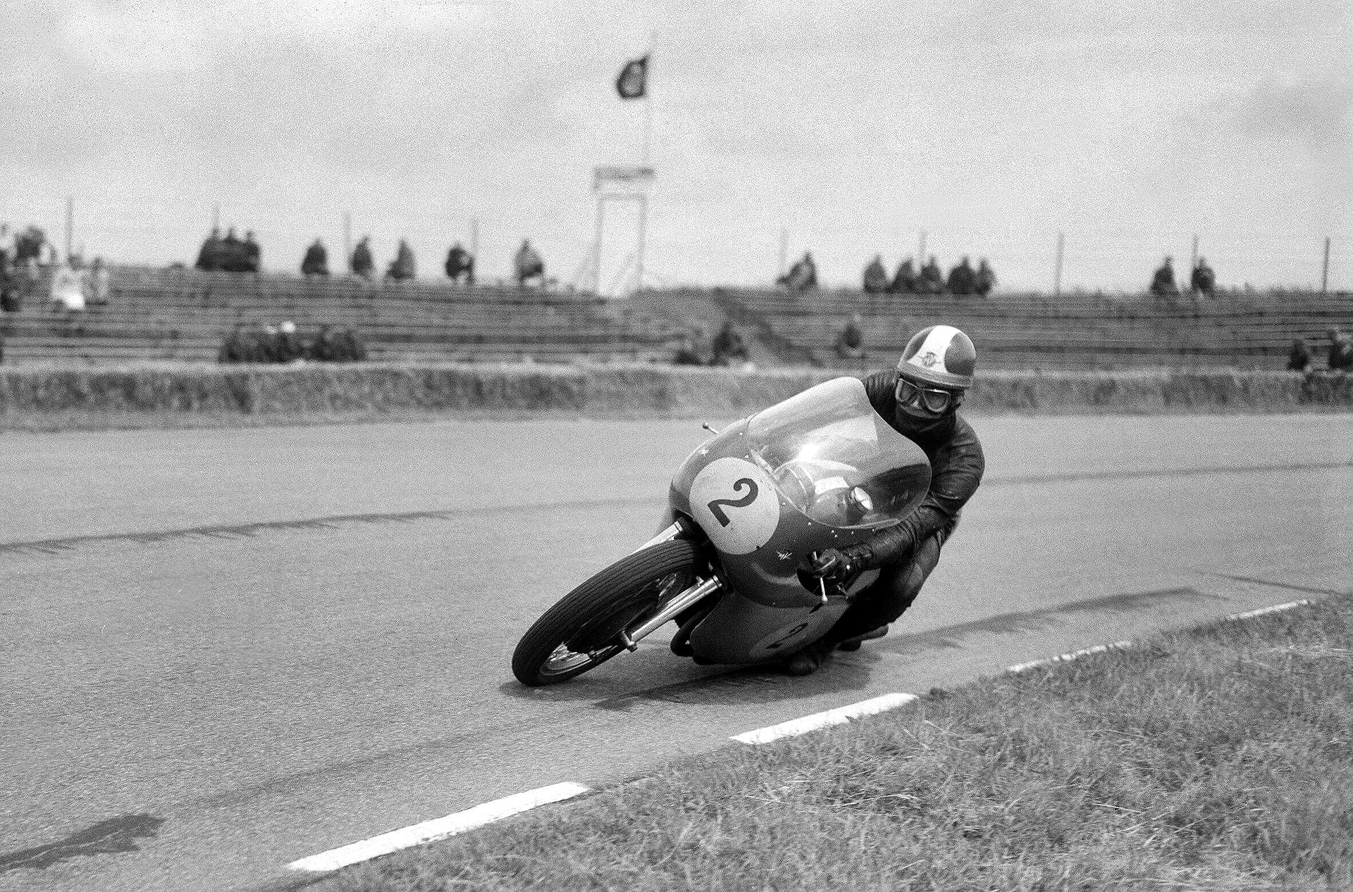 Giacomo Agostini in piega sulla MV Agusta 500 durante le prove del TT di Assen, nel 1965