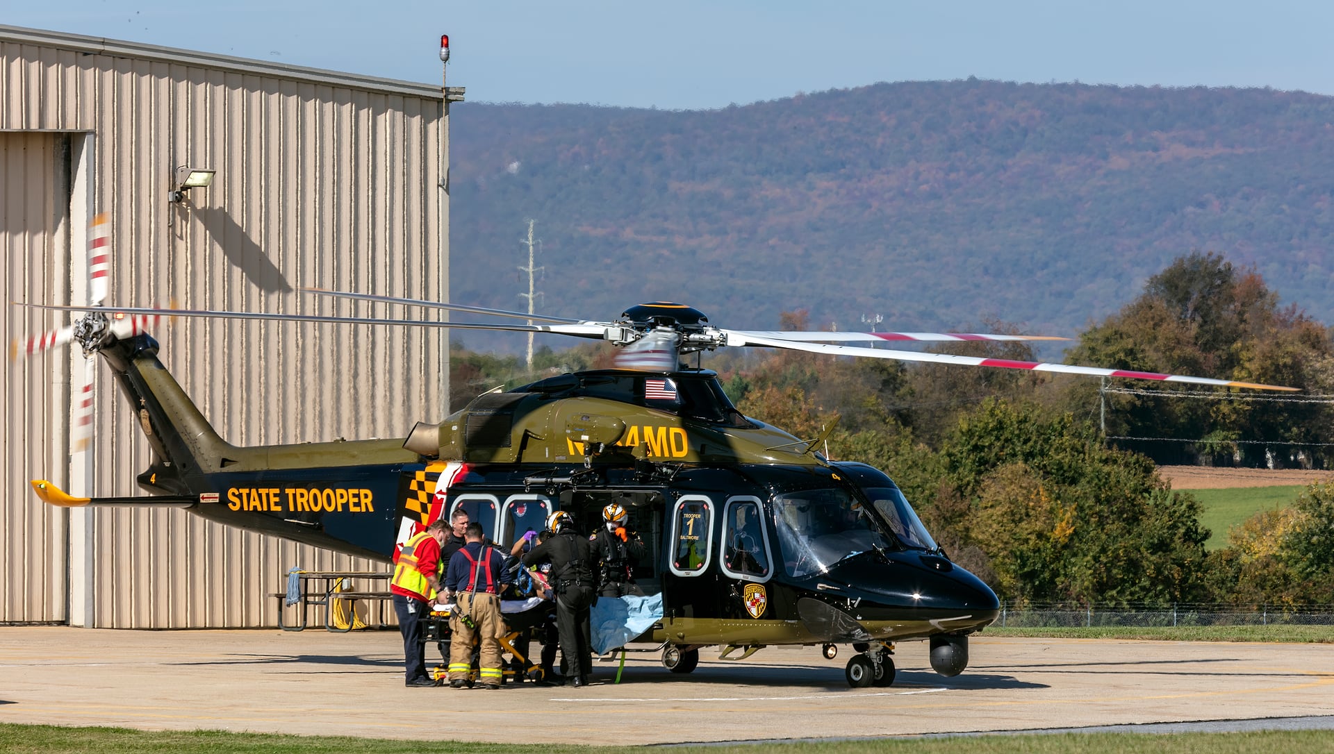 Un elicottero AW139 della polizia del Maryland all'aeroporto di Frederick mentre i soccorritori imbarcano un paziente