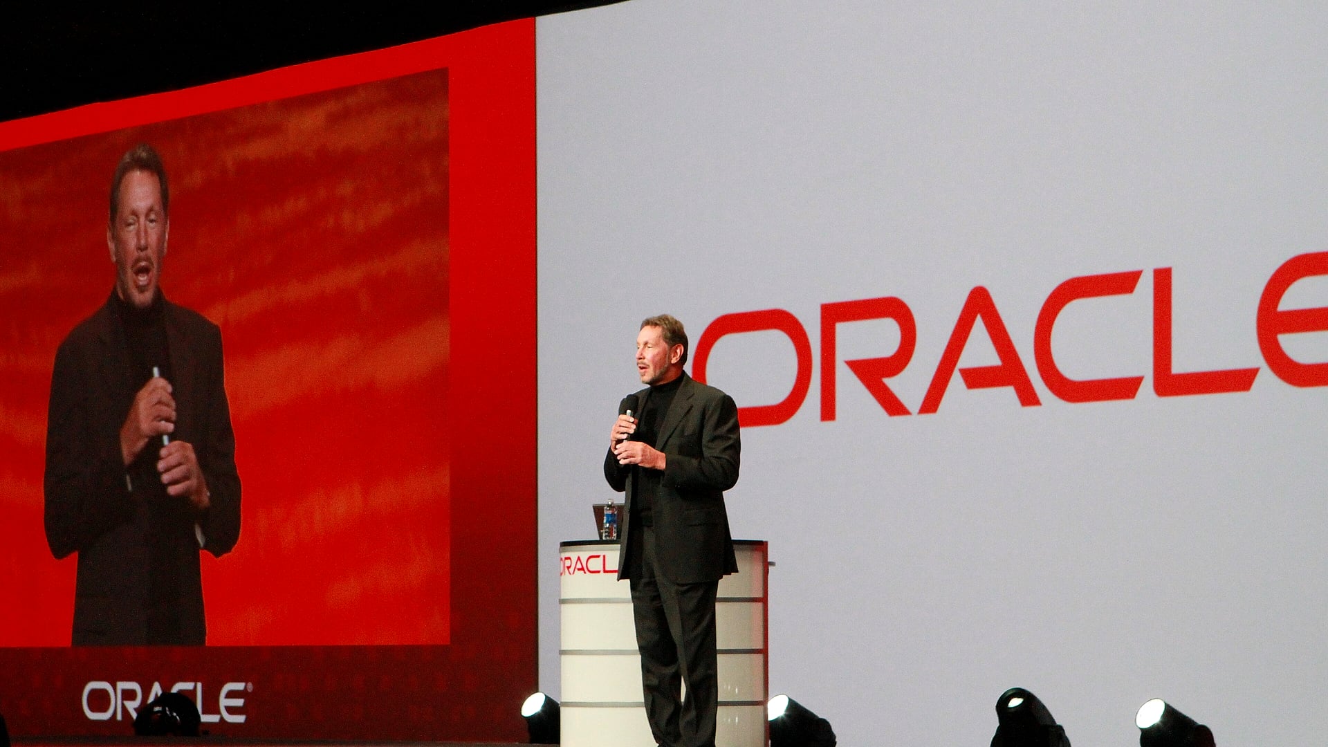 Larry Ellison sul palco di Oracle OpenWorld, settembre 2010