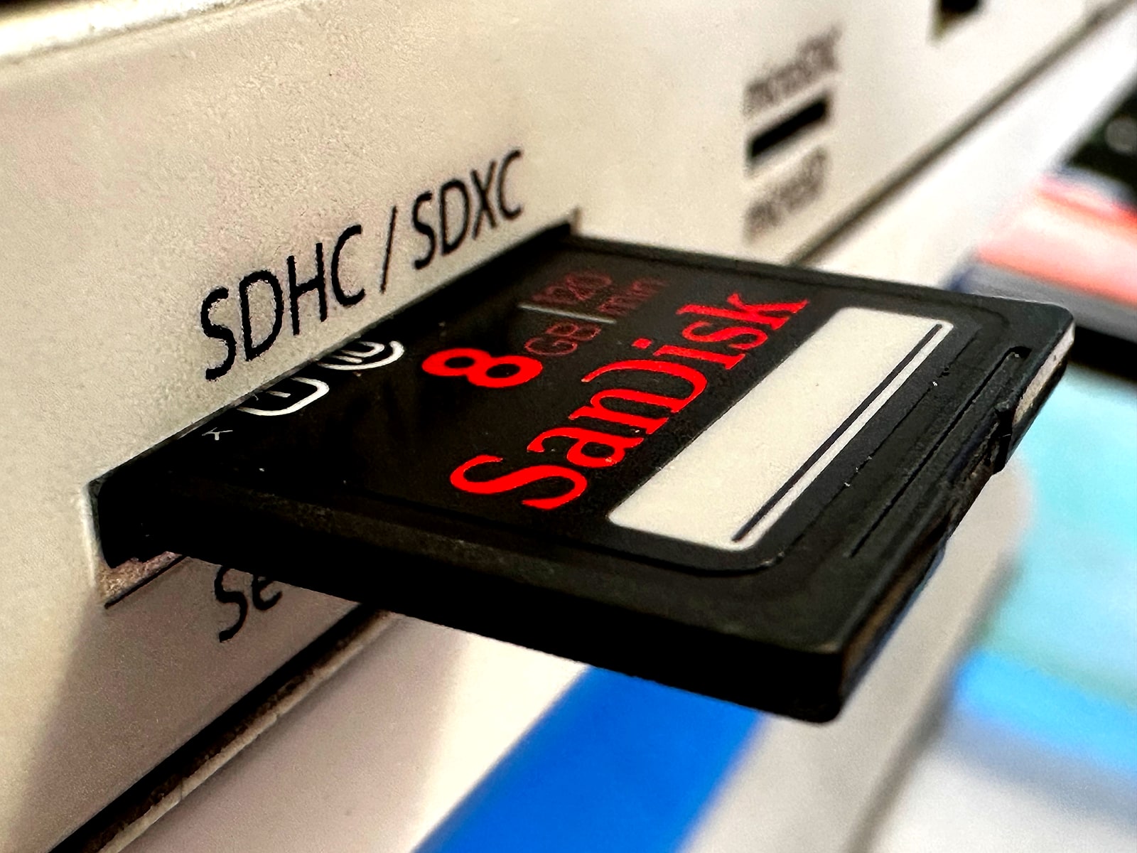 Una scheda SD SanDisk inserita nel lettore di un computer.