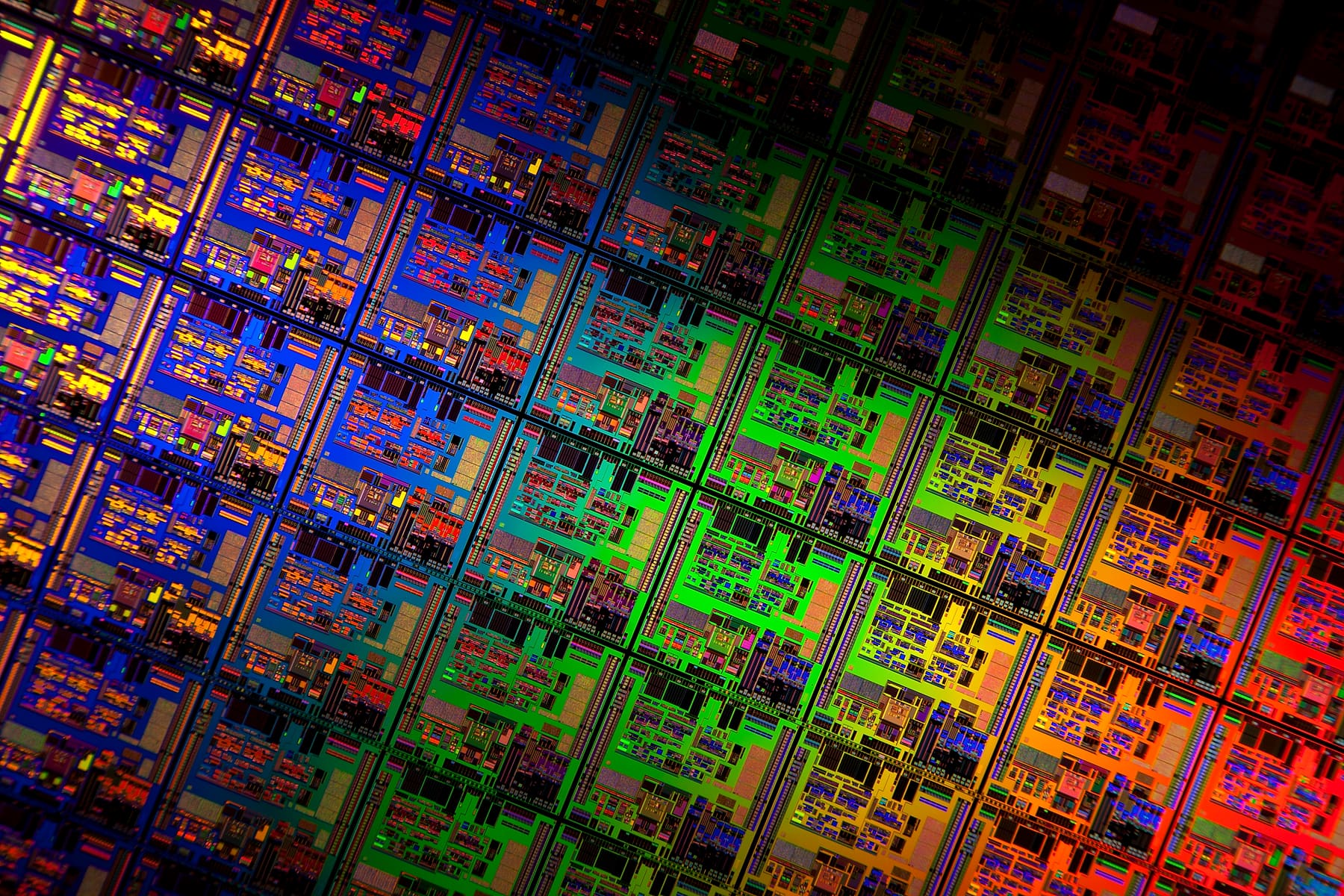 Dettaglio di un wafer di silicio, con i singoli chip affiancati sulla superficie